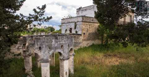 Ville, masserie e ipogei:  l'antico e desolato mondo che si svela tra Santa Caterina e lo Stadio